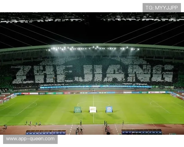 诺丁汉森林球迷赛前Tifo致敬传奇罗伯逊 诺丁汉森林球迷赛前Tifo致敬传奇罗伯逊